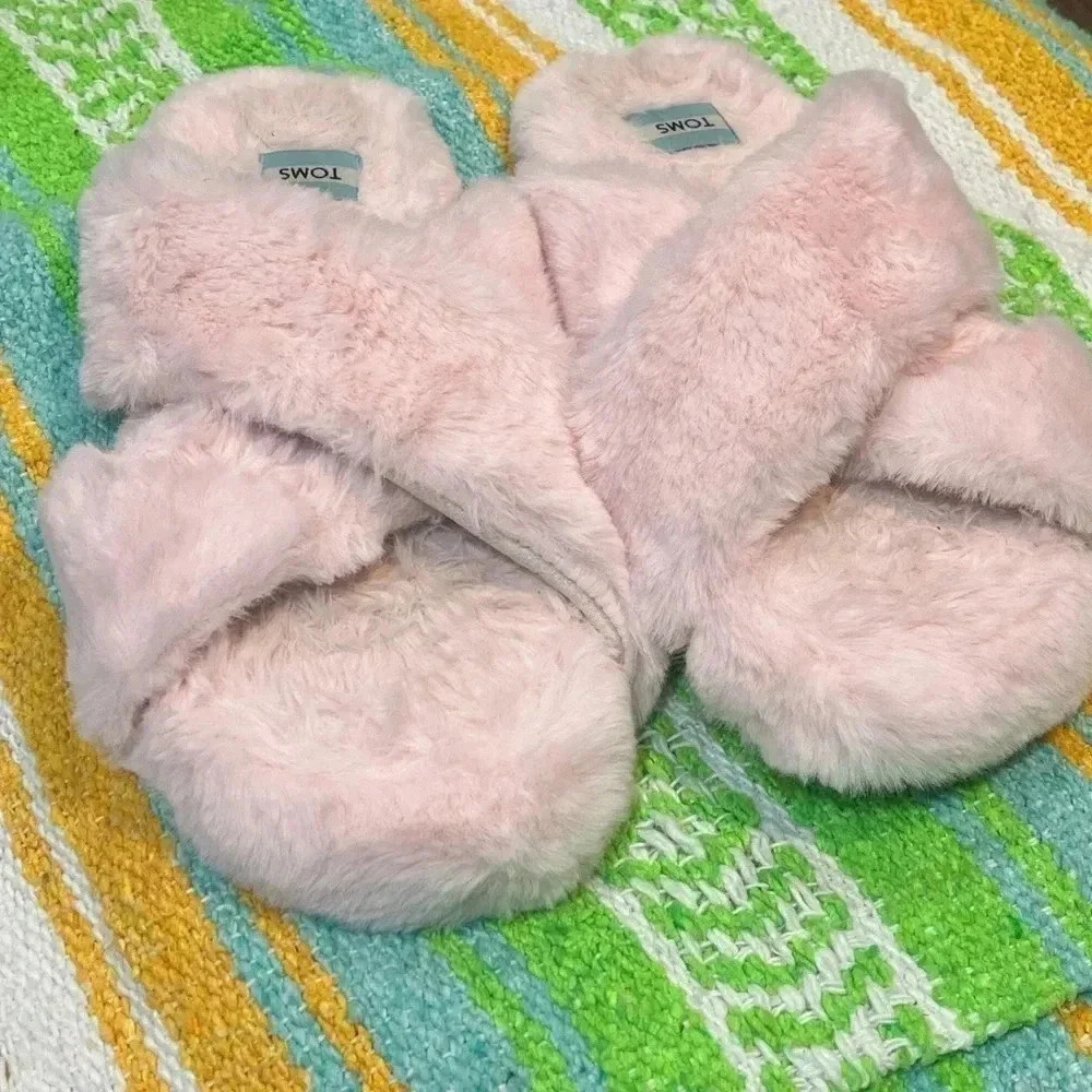 Toms pink fuzzy slippers size 8 EUC